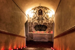 Particola della scala che conduce alla cripta.