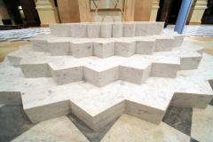 H. Nagasawa, 2011, particolare della base del pulpito leggio